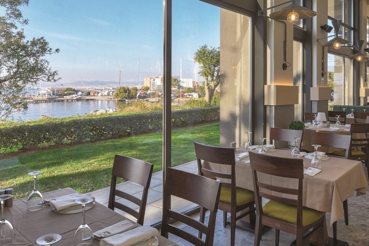 Nea Diagonios in "Business Traveler U.K."